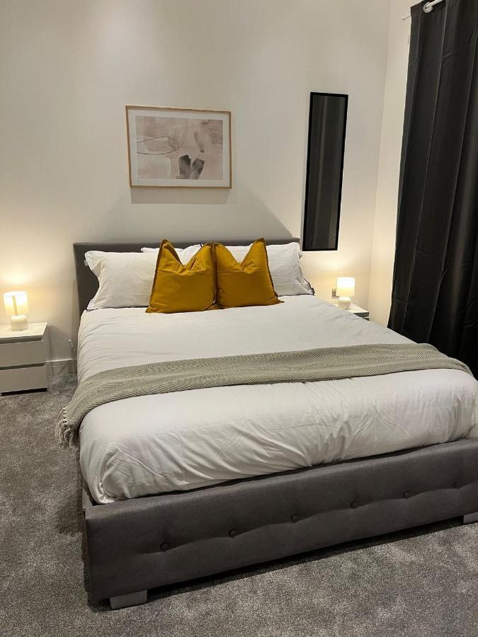 Modern 2bed Sutton