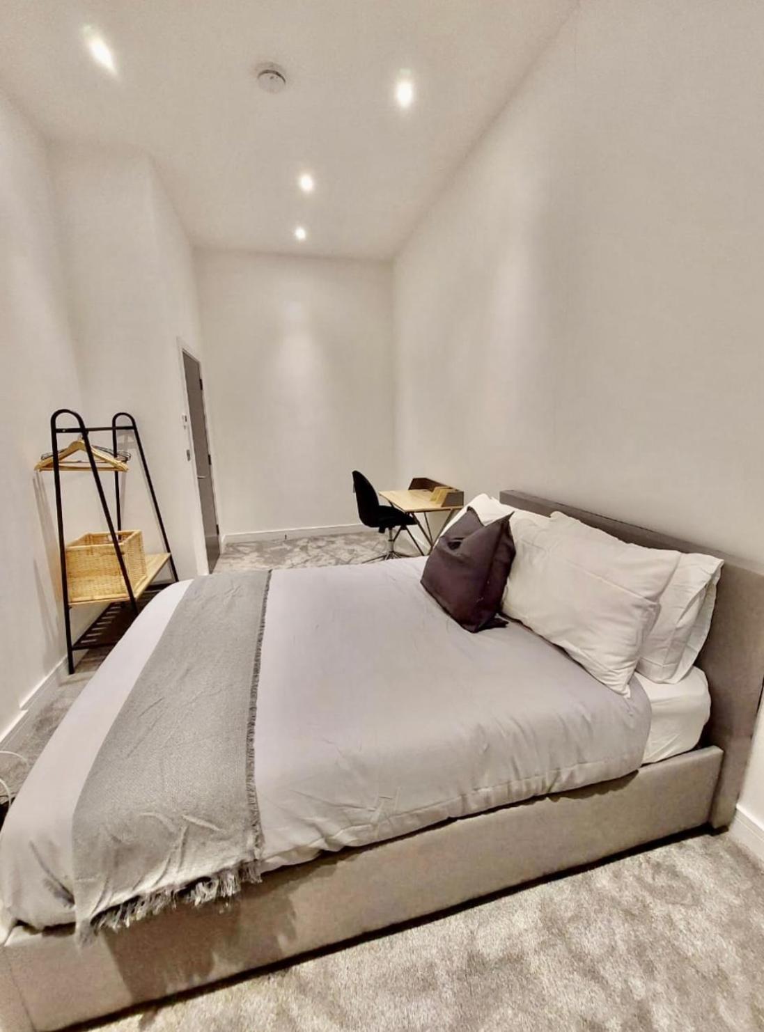 Modern 2bed Sutton